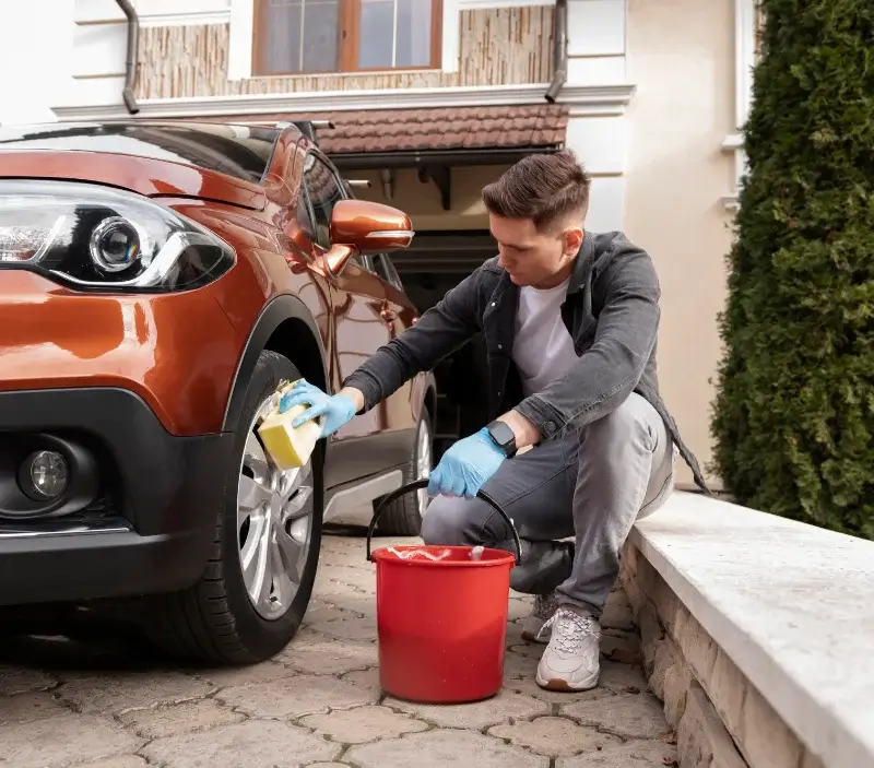 Lavage auto à domicile Messé : professionnel intervenant sur un véhicule